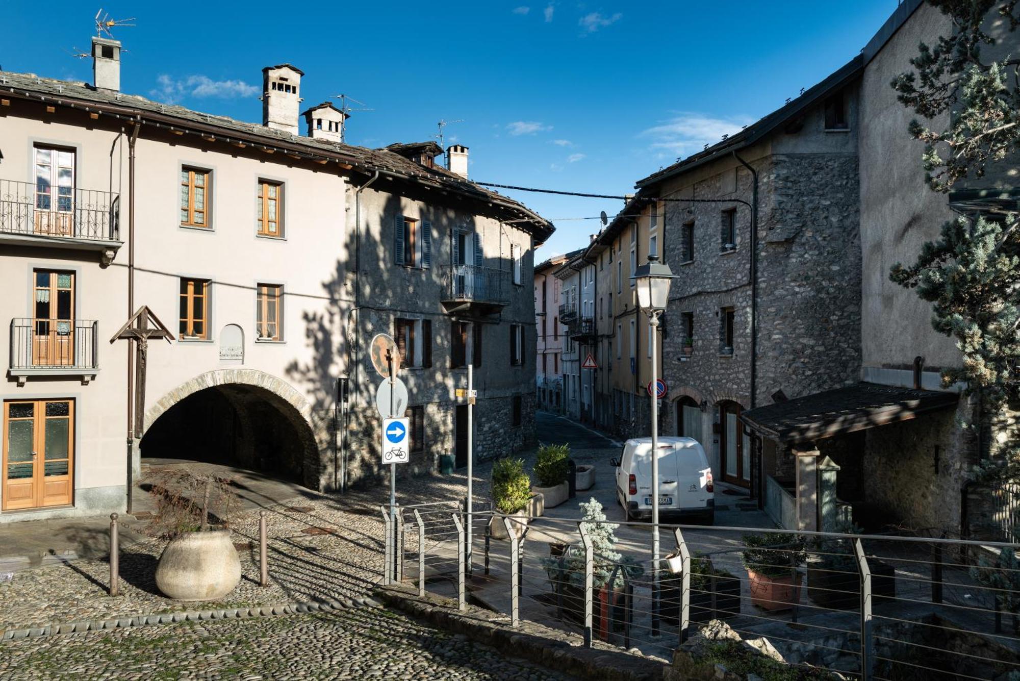Alpine Apartment Aosta Bagian luar foto
